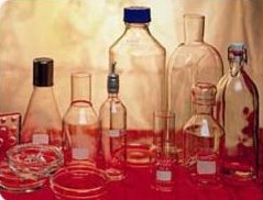 Frascos, matraces, probetas y botellas de vidrio de laboratorio